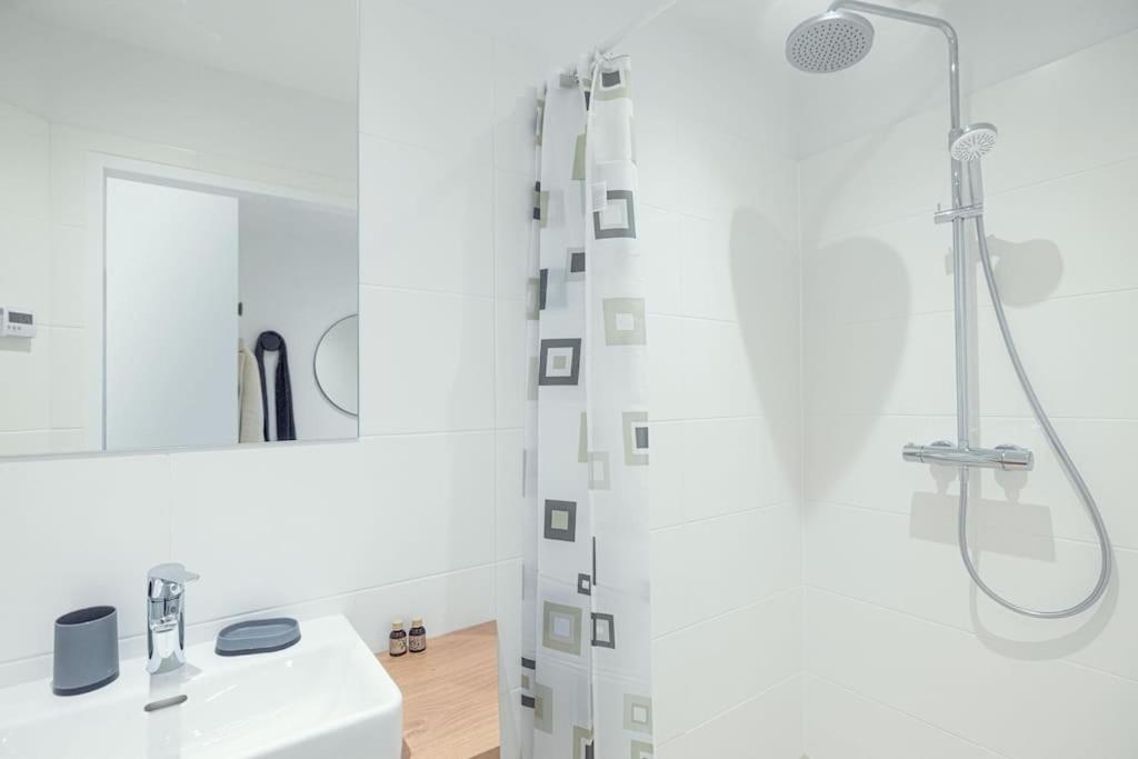 Ideal For Families & Mid-Term-Stays Wina Bagian luar foto